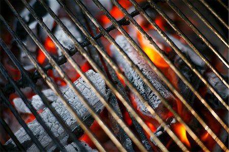 flame - Charbon de bois de feuillus brûlant dans une grille Photographie de stock - Premium Libres de Droits, Code: 659-06306595