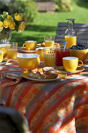 set - Petit déjeuner l'été dans le jardin Photographie de stock - Premium Libres de Droits, Code: 659-06307010