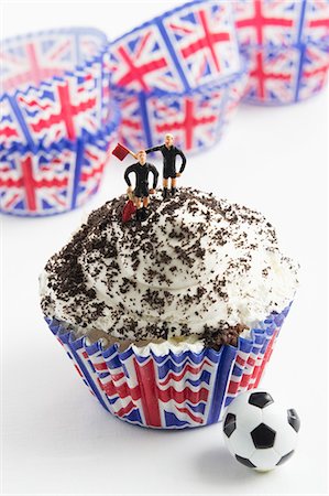 simsearch:659-02213122,k - A cupcake with cream and footballer figurines (Great Britain) Stock Photo - Premium Royalty-Free, Code: 659-06307161