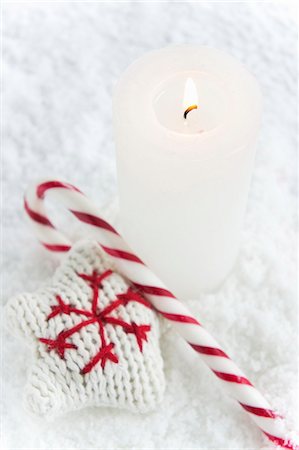 simsearch:659-07069631,k - A candle, a candy cane and a knitted star Stock Photo - Premium Royalty-Free, Code: 659-06307377