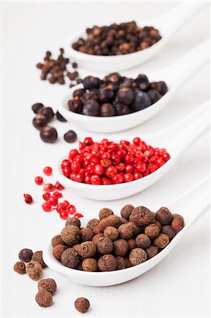 peace silhouette in black - Allspice berries, pink pepper, juniper berries, black peppercorns on sppons Stock Photo - Premium Royalty-Free, Code: 659-06307408