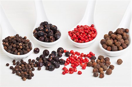 pimento - Allspice berries, pink pepper, juniper berries and black peppercorns on spoons Stock Photo - Premium Royalty-Free, Code: 659-06307409