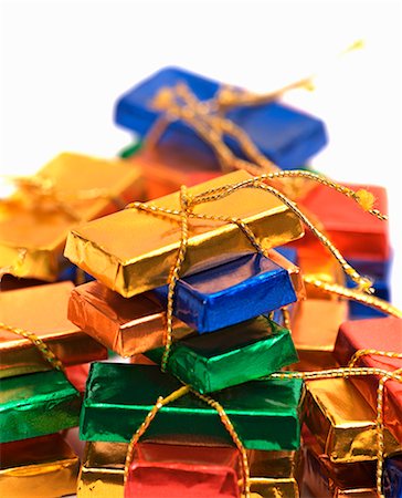 simsearch:659-07069631,k - Mini chocolate bars tied with gold string Stock Photo - Premium Royalty-Free, Code: 659-06307433