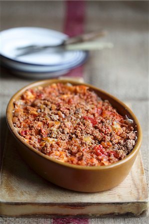 Une viande hachée au four avec tomates et piments Photographie de stock - Premium Libres de Droits, Code: 659-06307556