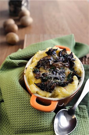 fungus - Mashed potatoes with dried porcini mushrooms, fontina and Parmesan Foto de stock - Sin royalties Premium, Código: 659-06307592