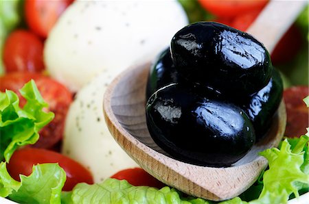 simsearch:659-06373046,k - Mozzarella with tomatoes, lettuce and olives Stock Photo - Premium Royalty-Free, Code: 659-06307714