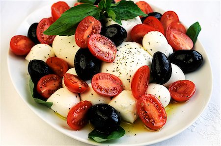 simsearch:659-06373046,k - Mozzarella with tomatoes, basil and olives Stock Photo - Premium Royalty-Free, Code: 659-06307712