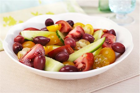 summer light - Heirloom Tomato and Olive Salad Foto de stock - Sin royalties Premium, Código: 659-06372435