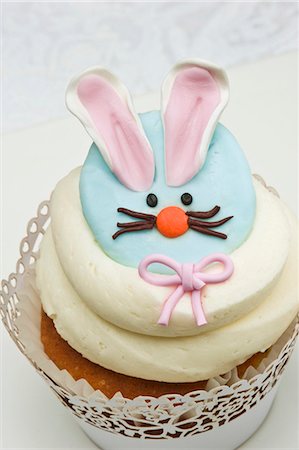 A cupcake decorated with an Easter bunny Foto de stock - Sin royalties Premium, Código: 659-06372480