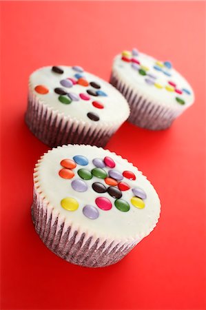 simsearch:659-06903190,k - White cupcakes decorated with coloured chocolate beans Stock Photo - Premium Royalty-Free, Code: 659-06372692