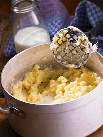 simsearch:659-06188604,k - Mashed potatoes and a masher in a pot Stock Photo - Premium Royalty-Free, Code: 659-06372884
