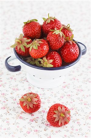 simsearch:659-06186270,k - Fresh strawberries in an enamel colander Stock Photo - Premium Royalty-Free, Code: 659-06372972
