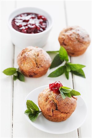 simsearch:659-06373404,k - Blueberry and banana muffins Stock Photo - Premium Royalty-Free, Code: 659-06372985