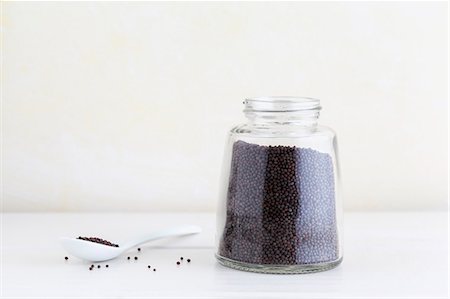 Black mustard seeds in a jar and on a spoon Foto de stock - Sin royalties Premium, Código: 659-06372983