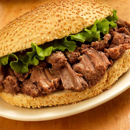 Sandwich rôti avec la laitue sur un pain de graines de sésame Photographie de stock - Premium Libres de Droits, Code: 659-06373055