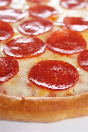 food detail - Pepperoni Pizza; Close Up Stock Photo - Premium Royalty-Free, Code: 659-06373097