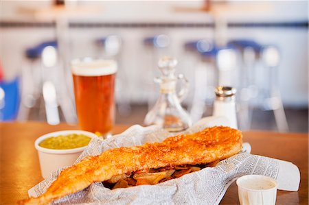 food and fast food - Fried Fish with Chips; Mushy Peas and a Glass of Beer Stock Photo - Premium Royalty-Free, Code: 659-06373106