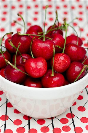 simsearch:659-06373112,k - Bright Red Cherries with Stems in a White Bowl Stock Photo - Premium Royalty-Free, Code: 659-06373111