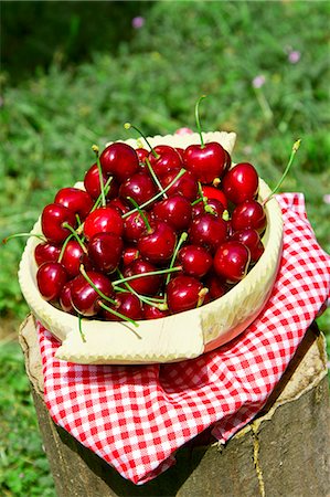 Fresh cherries in a basket Stock Photo - Premium Royalty-Free, Code: 659-06373182