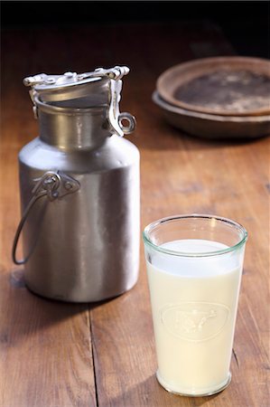 A can of milk and a glass of milk Stock Photo - Premium Royalty-Free, Code: 659-06373229