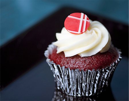 One Red Velvet Cupcake Foto de stock - Sin royalties Premium, Código: 659-06373259