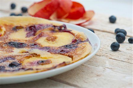 simsearch:659-01850806,k - Apple and blueberry pancakes Stock Photo - Premium Royalty-Free, Code: 659-06373321