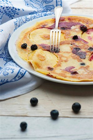 simsearch:659-01850806,k - Apple and blueberry pancakes with a fork Stock Photo - Premium Royalty-Free, Code: 659-06373323