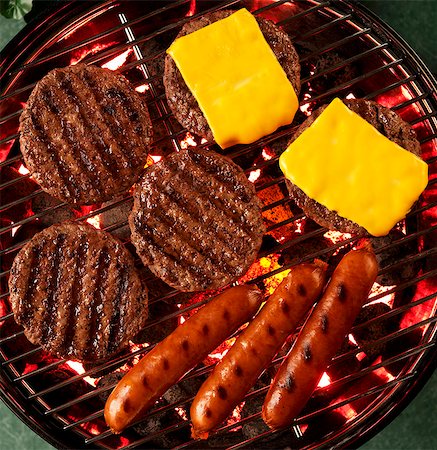 Hamburgers, hamburgers et hot-dogs sur un gril ; D'en haut Photographie de stock - Premium Libres de Droits, Code: 659-06373406