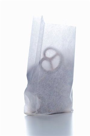 Salted pretzels in a paper bag Foto de stock - Sin royalties Premium, Código: 659-06373433