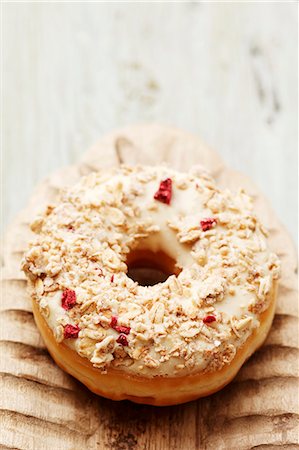 simsearch:659-06373404,k - A doughnut topped with oats and cranberries Stock Photo - Premium Royalty-Free, Code: 659-06373531
