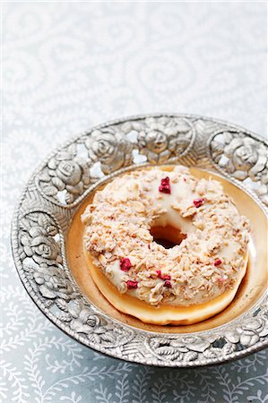 simsearch:659-06373404,k - A doughnut topped with oats and cranberries Stock Photo - Premium Royalty-Free, Code: 659-06373532