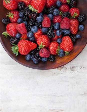 food closeup - Mixed Berries in a Wooden Bowl; From Above Stock Photo - Premium Royalty-Free, Code: 659-06373671