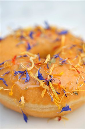 edible flower - A doughnut decorated with dried flowers Stock Photo - Premium Royalty-Free, Code: 659-06373685