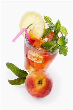 Iced tea with peach, lemon and mint Photographie de stock - Premium Libres de Droits, Code: 659-06494044