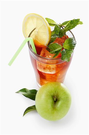 Iced tea with apples, lemon and mit Photographie de stock - Premium Libres de Droits, Code: 659-06494042