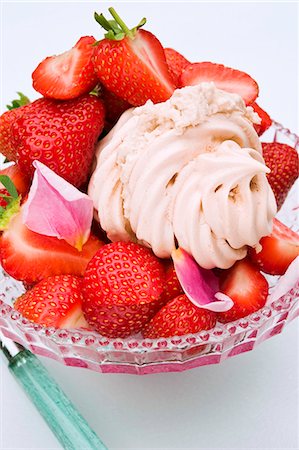 simsearch:659-07069181,k - Meringues filled with chestnut cream and fresh strawberries Stock Photo - Premium Royalty-Free, Code: 659-06494266