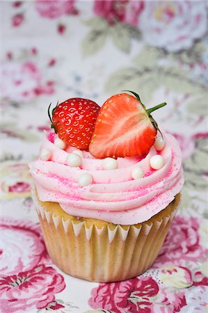 simsearch:659-06903190,k - Strawberry cupcake Stock Photo - Premium Royalty-Free, Code: 659-06494279