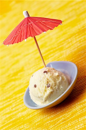simsearch:659-08418689,k - A scoop of peach and mascarpone ice cream decorated with a cocktail umbrella Stock Photo - Premium Royalty-Free, Code: 659-06494434
