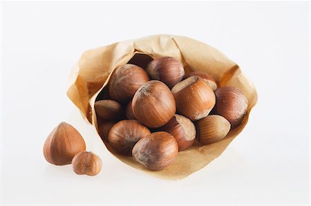 Hazelnuts in a paper bag Foto de stock - Sin royalties Premium, Código: 659-06494441