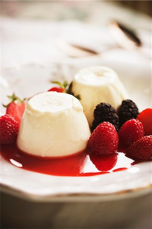 Panna Cotta with Berry Sauce and Fresh Berries Stock Photo - Premium Royalty-Free, Code: 659-06495104