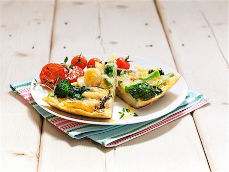 egg dish - Potato tortilla with broccoli and tomatoes Stock Photo - Premium Royalty-Free, Code: 659-06495254