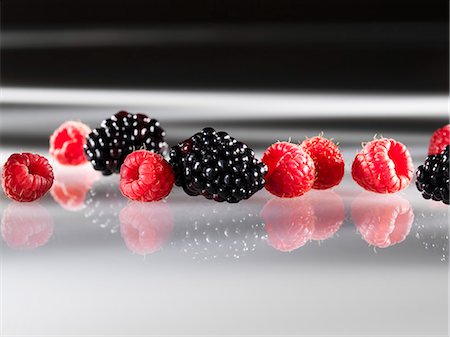 simsearch:659-08419643,k - Fresh raspberries and blackberries Stock Photo - Premium Royalty-Free, Code: 659-06495292