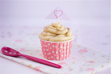 sprinkles - A vegan vanilla cupcake Stock Photo - Premium Royalty-Free, Code: 659-06495449