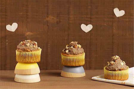 simsearch:659-06903190,k - Cupcakes with sweet bean cream and caramelised nuts Stock Photo - Premium Royalty-Free, Code: 659-06495440