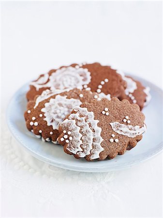 simsearch:659-06373404,k - Chocolate biscuits with iced lace decoration Stock Photo - Premium Royalty-Free, Code: 659-06495626