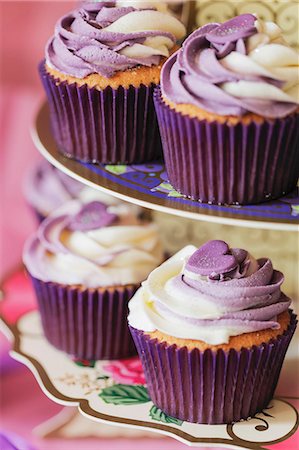 simsearch:659-06185283,k - Cupcakes with vanilla and blueberry frosting on a cake stand Stock Photo - Premium Royalty-Free, Code: 659-06495691