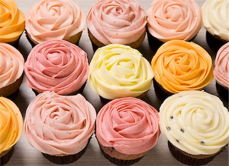 rosa - Various coloured rose cupcakes Foto de stock - Sin royalties Premium, Código: 659-06495705