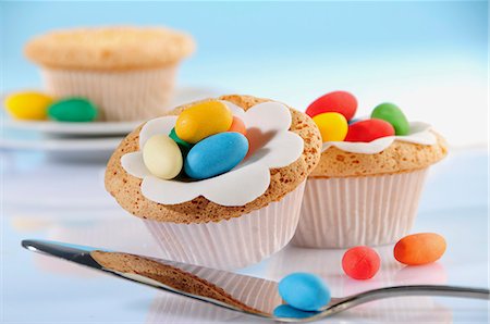 simsearch:659-06903190,k - Cupcakes decorated with colourful sugar eggs Stock Photo - Premium Royalty-Free, Code: 659-06495709