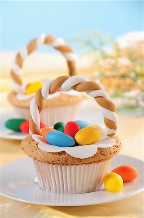 simsearch:659-06903190,k - Easter cupcakes decorated with sugar eggs Stock Photo - Premium Royalty-Free, Code: 659-06495726