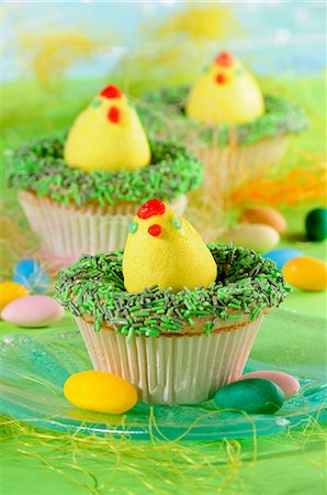 simsearch:659-06903190,k - Easter cupcakes decorated with Easter eggs and green sprinkles Stock Photo - Premium Royalty-Free, Code: 659-06495721